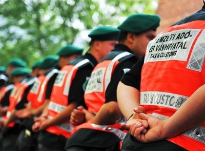 Külföldön dolgozók figyelem >>> hamarosan a nyakadon lehet a NAV