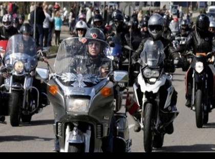 Zaklatták ezt a kislányt az osztálytársai, motoros banda vitte suliba