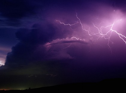 Óri­ási fel­hő­sza­ka­dás tart ha­zánk felé!Komoly viharokkal érkezik meg a hidegfront! 11 megyére adtak ki riasztást!