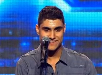 Karok nélkül született ezért cipősdobozba tette és kidobta gyermekét… 17 évvel később a tinédzser színpadra lép és mindenkit elvarázsol!