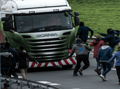 Brutálisan megvertek a migránsok egy magyar kamionsofőrt!