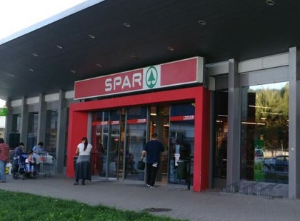 Ujját tövig a szájába kapta és bő nyállal lenyaltamajd kiszolgálta a vendégeit a spár hentes..