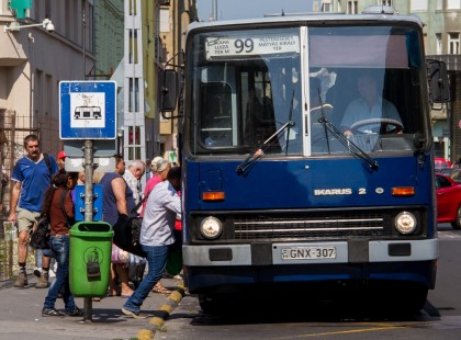 Nem volt hajlandó tovább menni a buszsofőr, mert ezt vette észre a visszapillantóban!