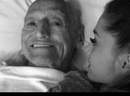 A haldokló nagyapja mellett ül a lány -aztán kinyílik az ajtó és senki sem hisz a szemének