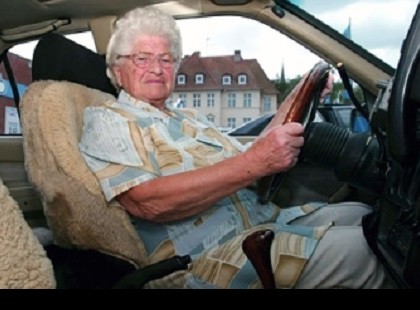 HIGGADT RENDŐR KÜZDELME EGY BALESETET OKOZÓ, KRESZ-SZEL HADILÁBON ÁLLÓ NAGYMAMÁVAL