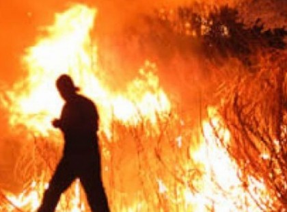 LÁNGOLÓ ÉPÜLETBŐL MENTETTE KI A LAKÓKAT EGY TATAI RENDŐR