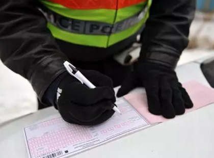 Azt hitte, meg akarja büntetni a rendőr, ám helyette olyan dolgot kapott, amitől libabőrös lett!