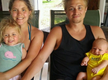 SZELFIT CSINÁL ÚJSZÜLÖTTJÉVEL AZ APUKA! DE MINDENKI SOKKOT KAP ATTÓL, AMI A HÁTTÉRBEN FELTŰNIK!