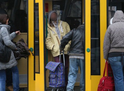 3 ecsetfejű gyerek a villamoson vulgáris szavakat mondott a lányoknak. Ekkor egy lány olyan sallert zavart le az egyiknek..