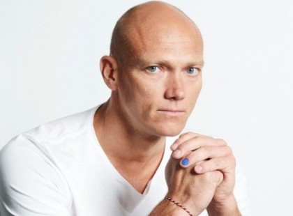 Mit jelent az, amikor a srácoknak be van festve egy körme? Van egy felkavaró ok a tendencia mögött