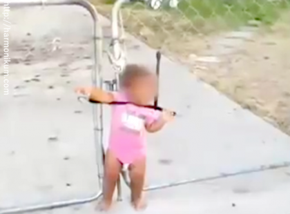 Egy férfi sikoltozást hallott az utcából. Mikor odament egy kis tipegő gyermeket látott odaszíjazva egy kerítéshez