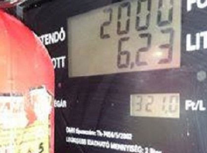 Kecskeméti Auchan benzinkút!! 5 liter benzinért 6,5 -et számolt a gép !! Osszátok