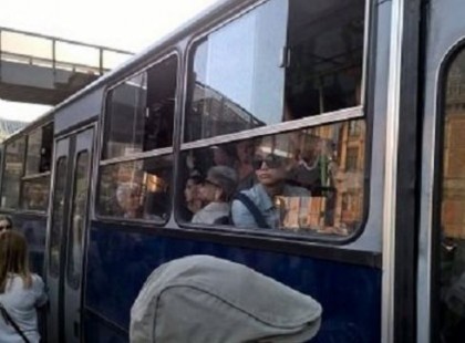 A fiatal srác ki akarta oktatni a bácsit a buszon, ám az idős úr nem mindennapi válasszal rukkolt elő!