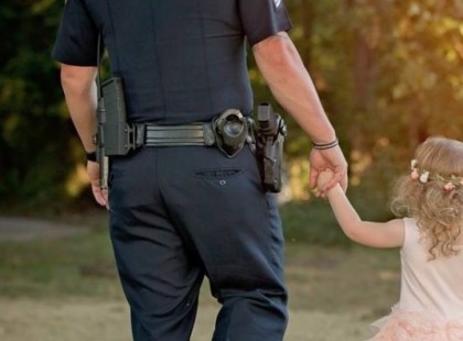 Tavaly ez a rendőr megmentette a kis kétéves életét. Ahogy az anya megköszönte neki, az meglágyította a szívemet.