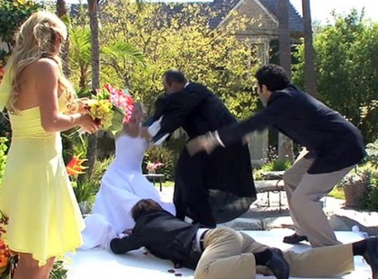 ÍGY LEHET TÖNKRETENNI EGY EGÉSZ ESKÜVŐT! RÖHEJES VIDEÓ!