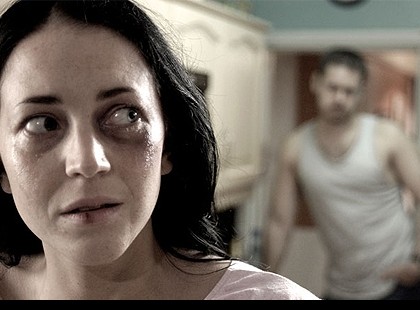 - Mit képzelsz te magadról? Akarsz még a pofádba? Csak érjünk haza, majd meglátod!