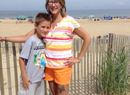 Ez a kisfiú még nem tud arról a szörnyűségről, amely rá vár. Ami az anyjával történik, az egy rémálom.