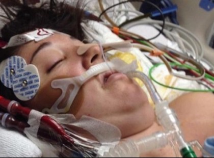 A 23 éves anya már “halott.” De akkor a mellére fektetik a babát.