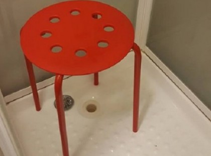 A 45 éves férfi heréje beleszorult ebbe a székbe. Az IKEA válasza erre a Facebookon mindenkit megnevettetett.