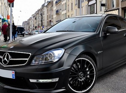 BESZÓLT A SOPRONI LÁNYNAK A FEKETE MERDZSÓS ZSÚRFIÚ, A VÉGÉN AZTÁN MÁR NEM VOLT AKKORA A SZÁJA…