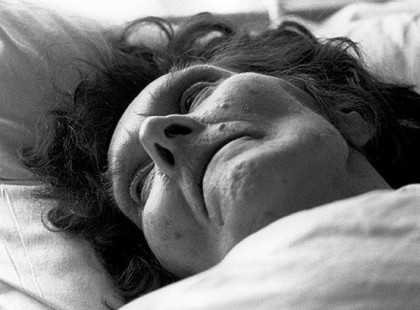 Röviddel halála előtt az idős hölgy leírta, hogy ki volt valójában… megfagyott a szó a nővérek ajkán, amikor elolvasták!