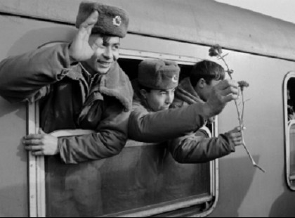 Vonattal utaznak a katonák. Nemsokára felszáll a vonatra egy nagyon csinos nő…