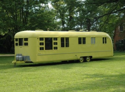 1953-ban vásárolták ezt a lakókocsit… ha meglátod a belsejét, azonnal visszamennél az 50-es évekbe!