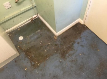 Senki sem ment be szívesen az idős asszony lakásába… amikor a szomszéd végül belépett, akkor megértette, hogy miért.