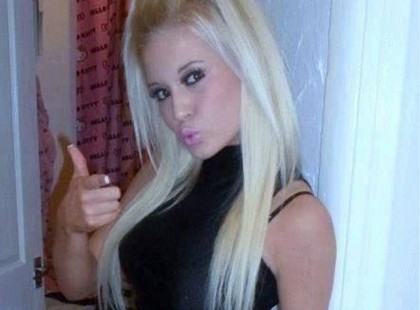 Az Édesanyátokat nem tisztelitek, az iskolában divatbemutató rendeztek?? Élősködtök..