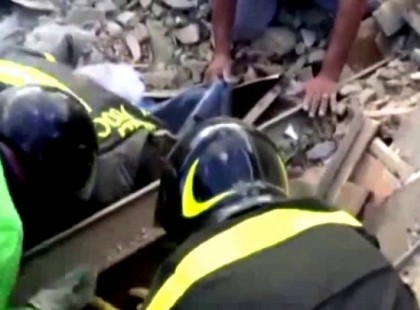 Mikor a tűzoltók rátaláltak a kilenc éves kislányra, már halott volt. Amit a teste alatt találtak az szívet tépő.