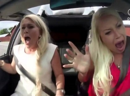 Azért, hogy ezek a lányok megtanuljanak autót vezetni, az oktató egy trükköt alkalmazott!