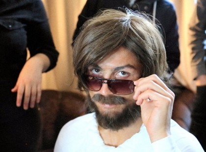 Ez az ember egyszerű hajléktalannak tűnik… DE várj egy kicsit és nézd meg, ki is valójában!