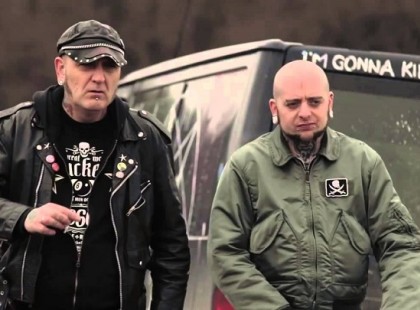 Két idegen, tetovált férfi megálltak, hogy segítsenek gumit cserélni… de valami teljesen váratlan dolog történt ezután!