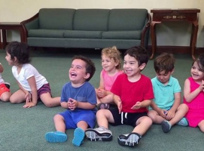 A tanár arra kéri a gyerekeket, hogy tapsoljanak… Ezután 3 millió ember kedveli meg a kék pólós gyereket!