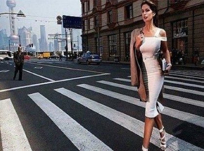 Egy jól öltözött fiatal nő sétál az utcán,… érdekes pillanat!