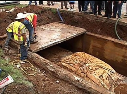 1957-ben temették el ezt az autót, majd 50 év elteltével bukkantak rá ilyen állapotban!