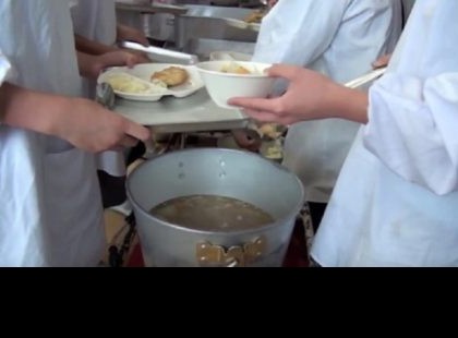 Rejtett kamerát szereltek a menza konyhájára, hihetetlen mire bukkantak!