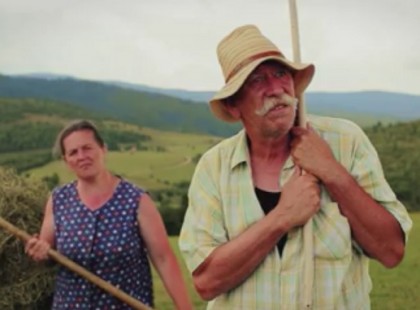 A KÜLFÖLDI TURISTA LENÉZŐEN BESZÉLT A SZÉKELY BÁCSIVAL ÉS NEJÉVEL, DE A VÁLASZUKTÓL LEESETT AZ ÁLLUK!