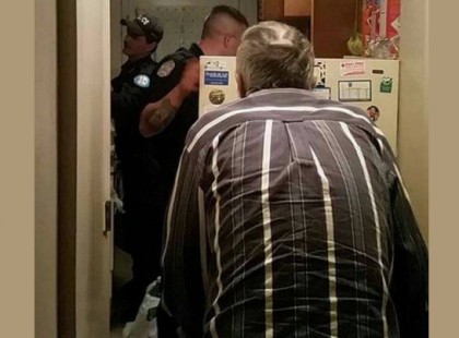 A rendőr kinyitotta az idős férfi hűtőszekrényét… megdöbbent attól, amit ott látott!