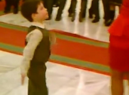 A 7 éves gyerek felkéri a piros ruhás nőt egy táncra… hamarosan az egész násznép őket figyeli!