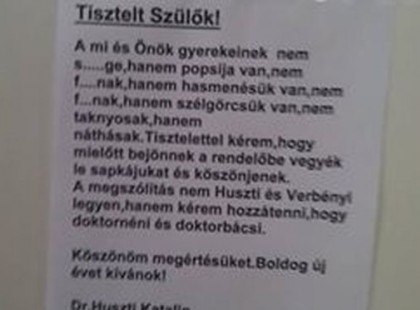 ENNEK A GYEREKORVOSNAK ELEGE LETT A MINDENNAPI TISZTELETLENSÉGBŐL ÉS EZT TETTE KI RENDELŐJÉBEN!
