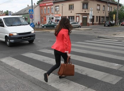 Ma majdnem elütöttem egy kamasz lányt a zebrán