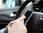 Olyan törvénymódosítást javasolnak, amely a mobiltelefonok mindenfajta használatát tiltaná a járművezetők számára.