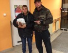 A kistesconál találkoztam ezzel a 17éves fiúval.
