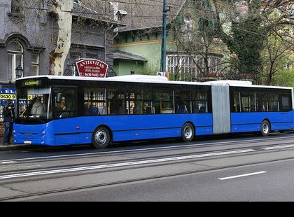 Ez az érzéketlen buszvezető nagy ívben sz…t az utasokra, ám ekkor jött az idős néni..