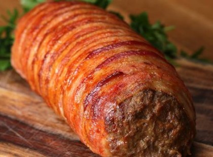 Fogja a darált húst és betekeri sajttal és szalonnával! Baconimádóknak ajánlott!