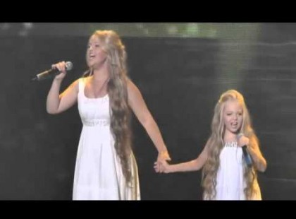 Anyuka és a kislánya a színpadon: erre nincsenek is szavak!!! Könnyfakasztóan gyönyörű…