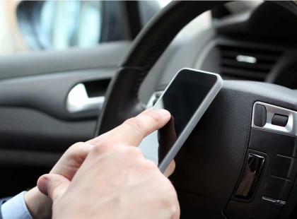 Olyan törvénymódosítást javasolnak, amely a mobiltelefonok mindenfajta használatát tiltaná a járművezetők számára.