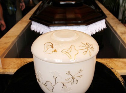 Döntött a katolikus egyház: tilos lesz hazavinni szeretteink hamvait