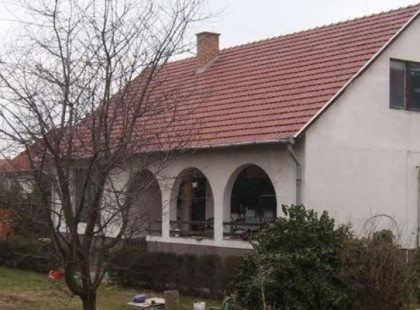 MUNKÁT KÍNÁLTAK NEKI A CIGÁNYOK – ELVETTÉK A HÁZÁT